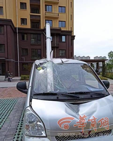 小区排水管掉落将车砸坏当小区排水管掉落导致车辆损坏时，您可以采取以下步骤来处理